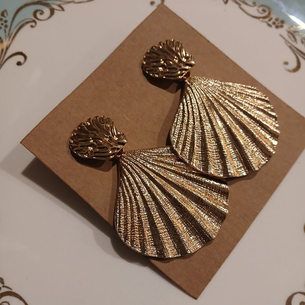 139- Oversized Gold Tone Retro Seashell Post Dangle Earrings